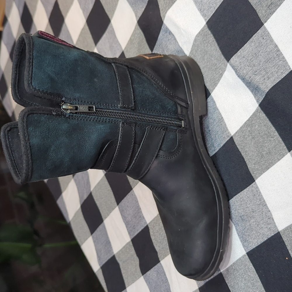 UGG Simmens Boots - Picture 5 of 9